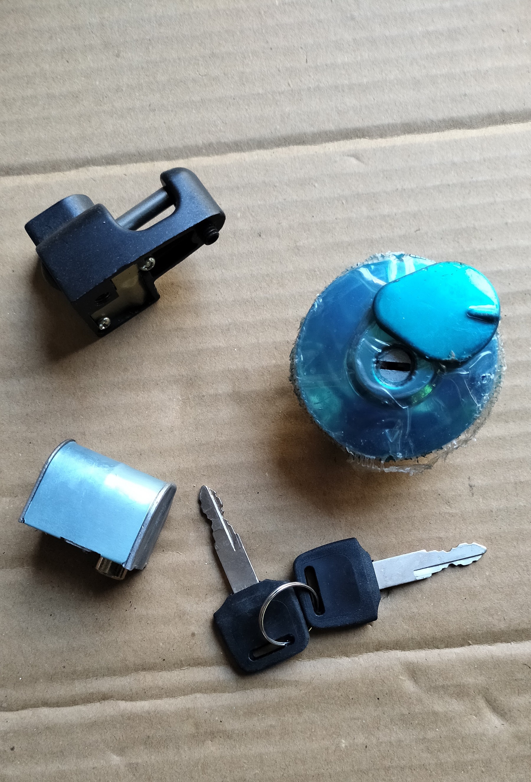 bộ 3 món khóa xe cup custom 80 81 82 DD ( khóa cổ, nắp xăng, mũ yên )