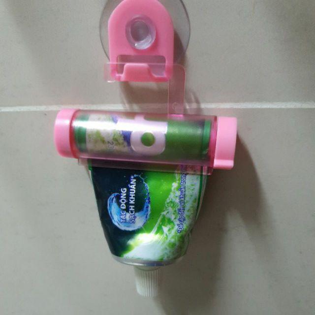 Dụng Cụ Nặn Kem Đánh Răng Có Móc Hít Tường Sucker