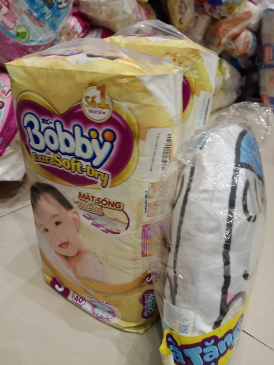 (Tặng gối mặt cười) Combo 2 bịch Tã Dán Siêu Mềm Bobby Extra Soft Dry Gói Siêu Lớn S46 Miếng (4-8kg)