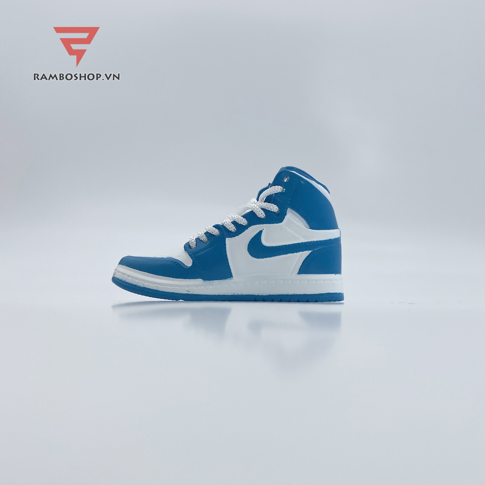 Móc khóa giày Jordan 1 Retro UNC tỉ lệ 1:6 J21