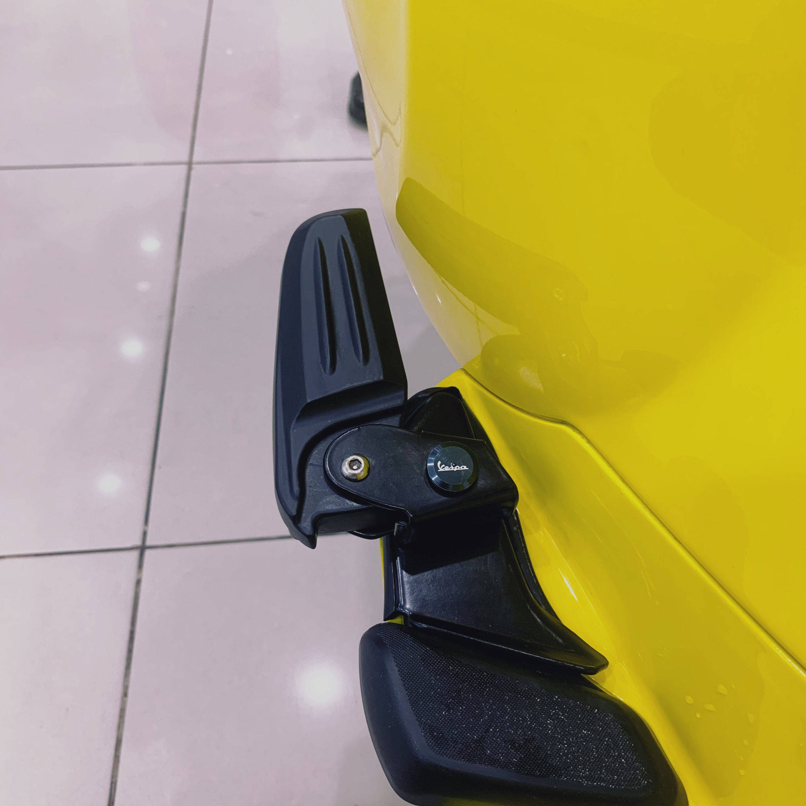 [HCM]Gác chân  dành cho xe Vespa