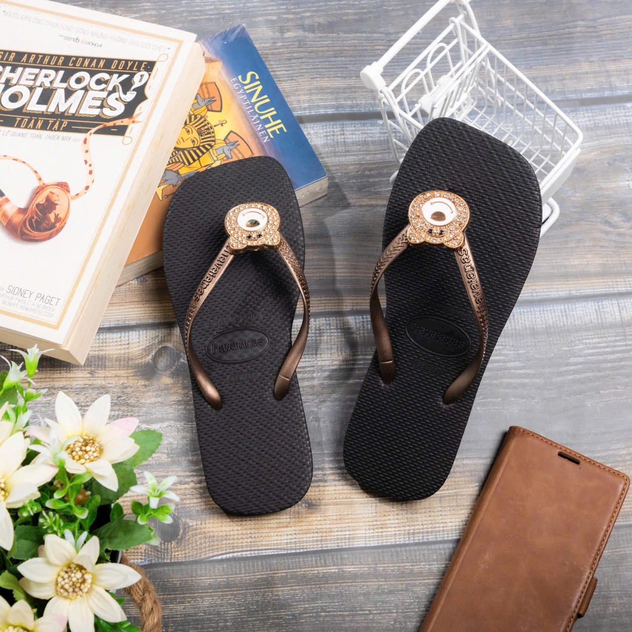 Dép kẹp charm gấu đính đá mũi vuông