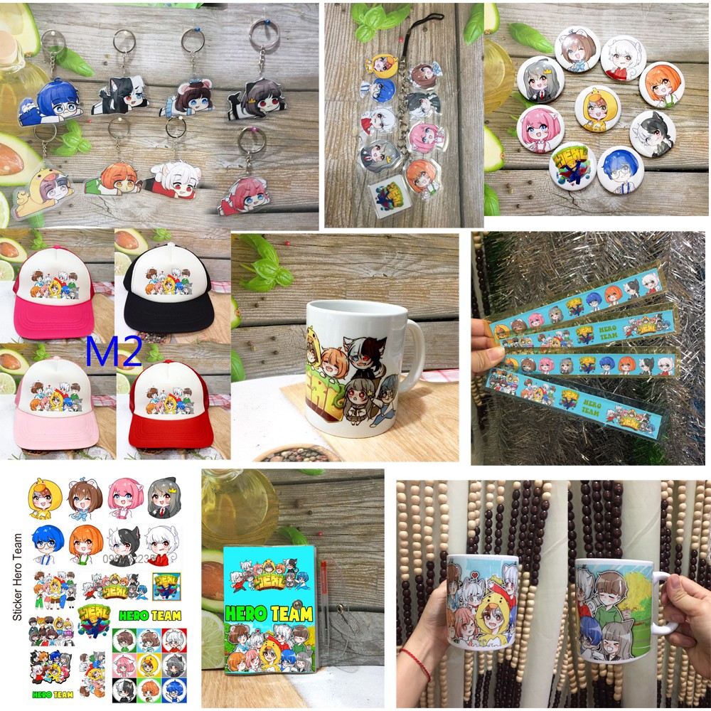 Combo Hero team gồm 1 túi bút , 1bộ huy hiệu 9 cái,1 sổ ,1 bộ sticker 26 sticker,1 bộ móc gồm 8 móc,2 thước. 1 bút nhiều màu, 1 cốc,1 dây móc