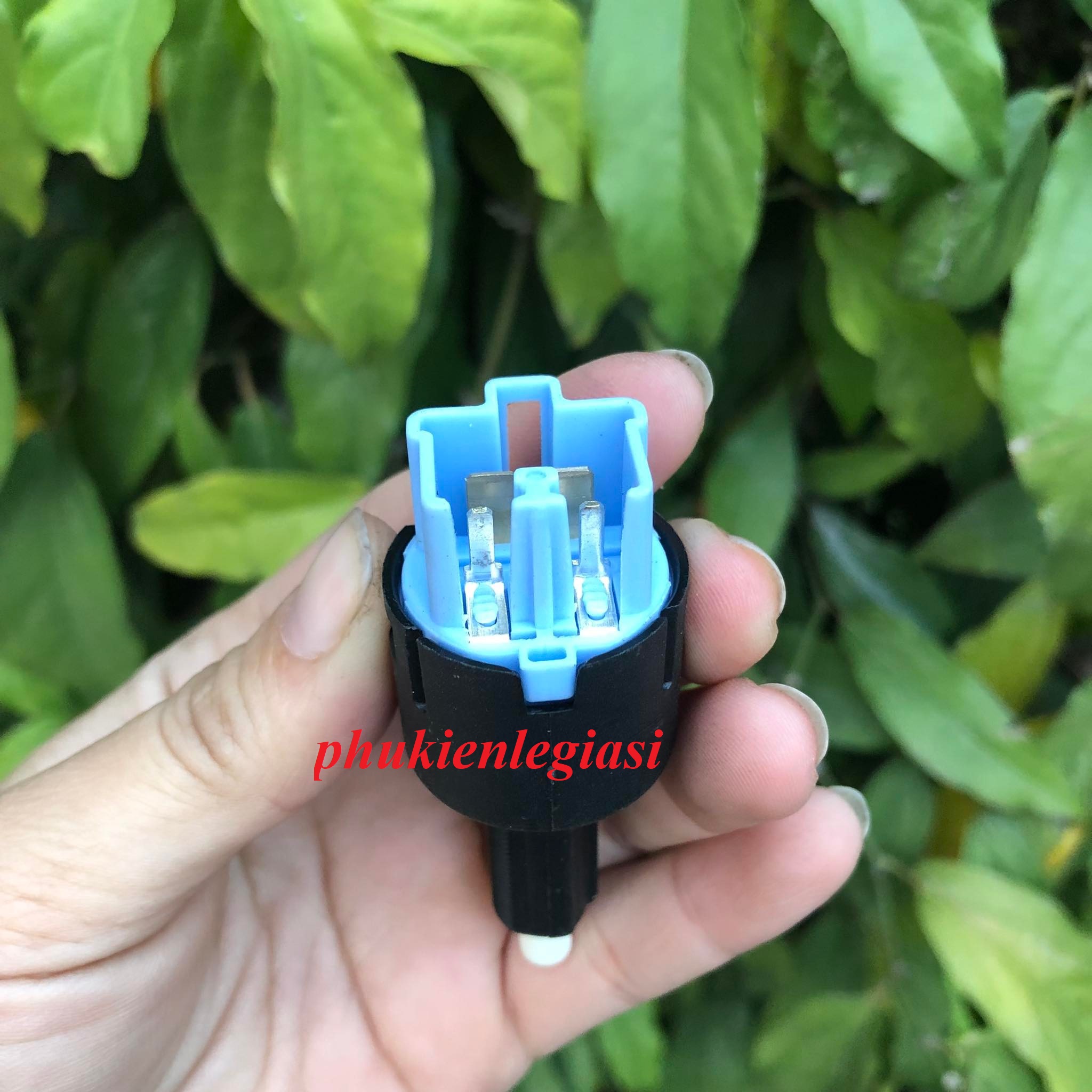 Công Tắc Đèn Chân Phanh Mitsubishi 4 Cổng 8614A183