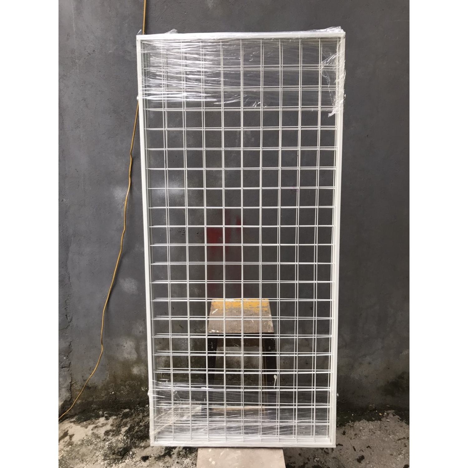 Khung lưới ô vuông có viền- Khung treo lưới kệ siêu thị
