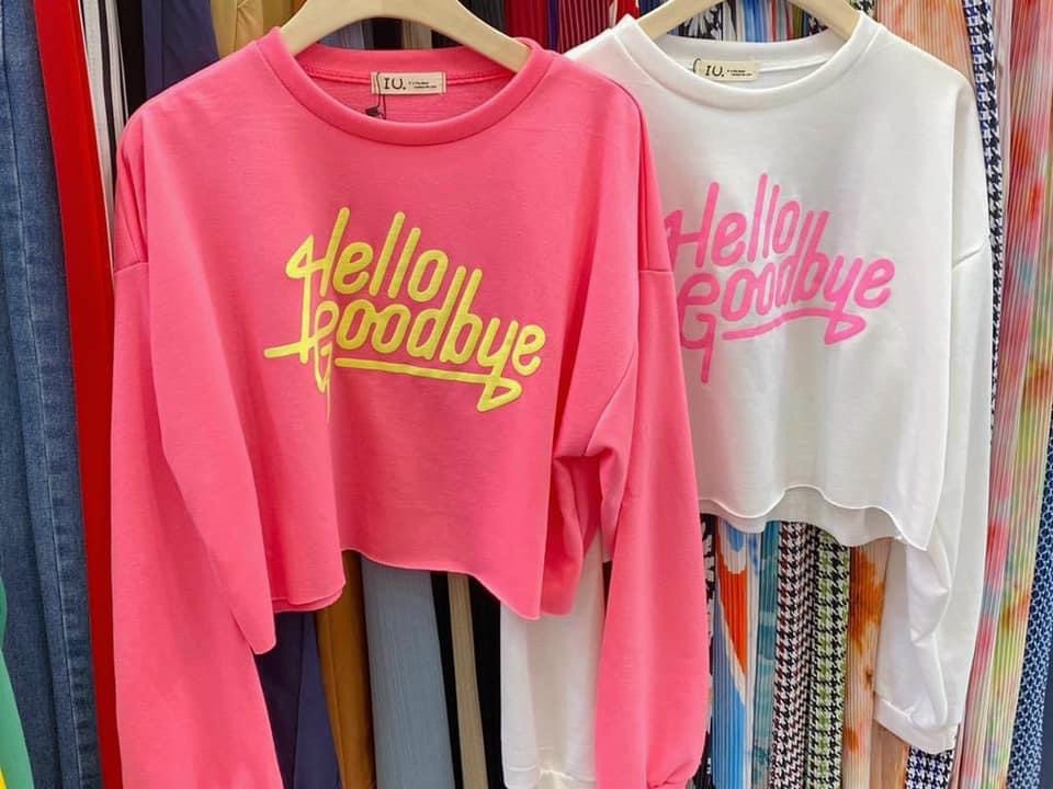 Áo croptop in chữ nổi