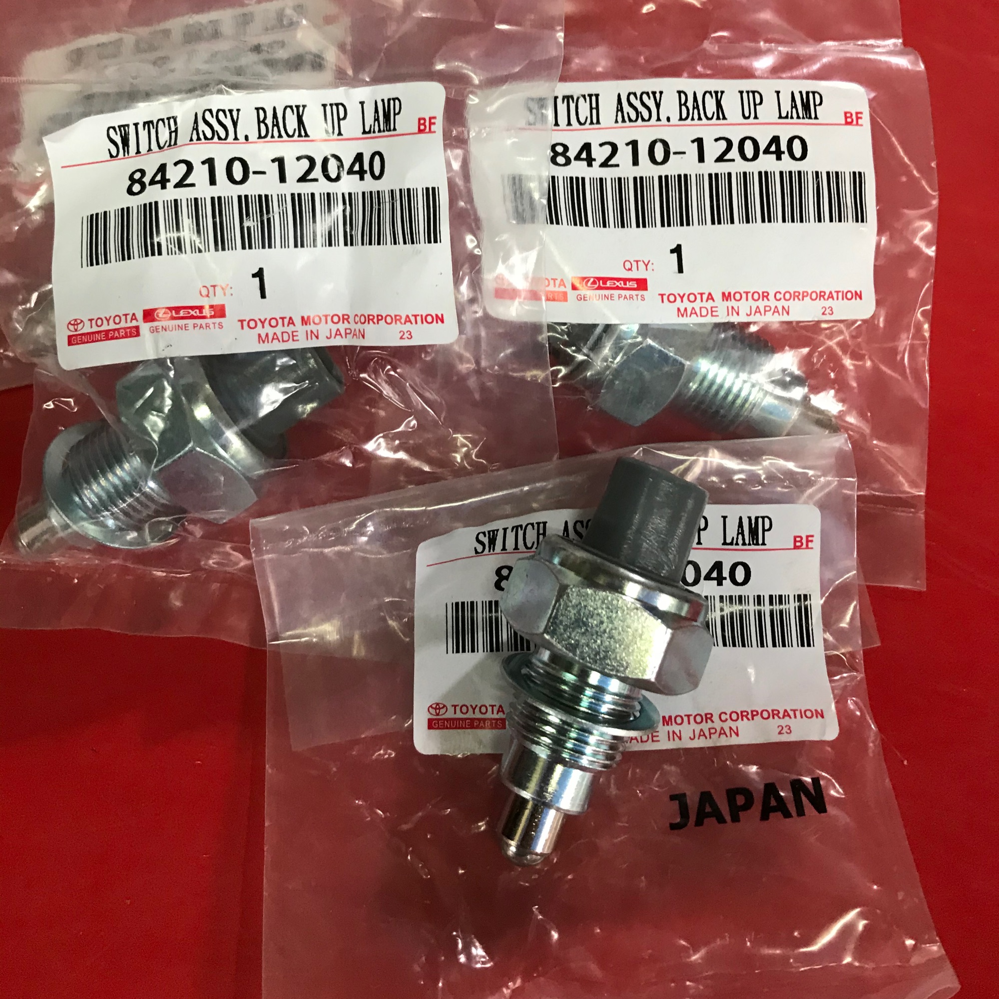 Công tắc báo lùi Toyota InnovaFortunerZace Japan