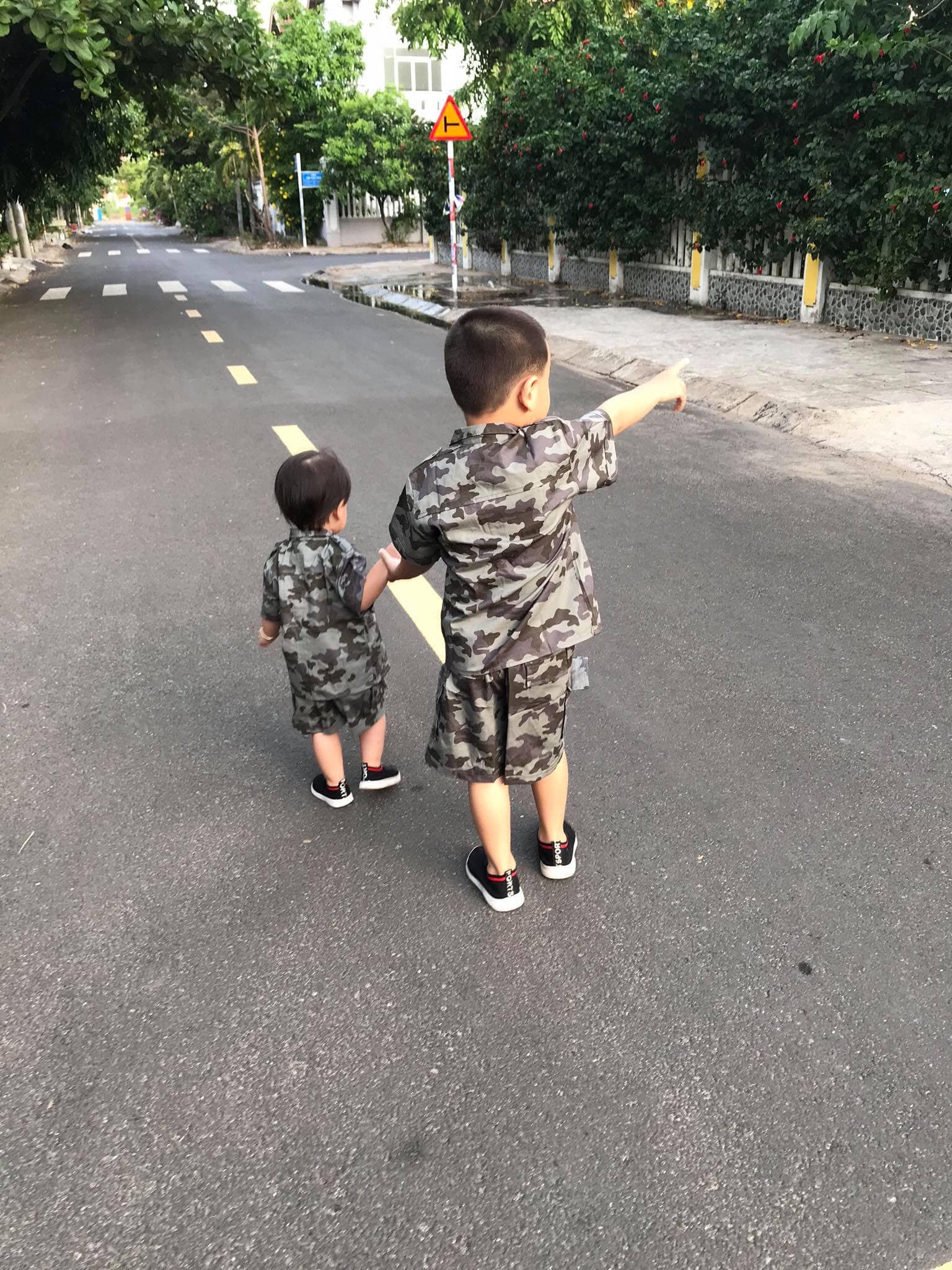 Bộ rằn ri cộc tay loang sáng trẻ em