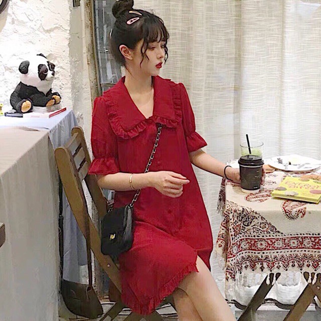 Đầm đỏ suông cổ bèo nút bọc