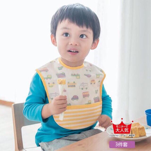 Yếm ăn dặm xuất Nhật có máng cho bé