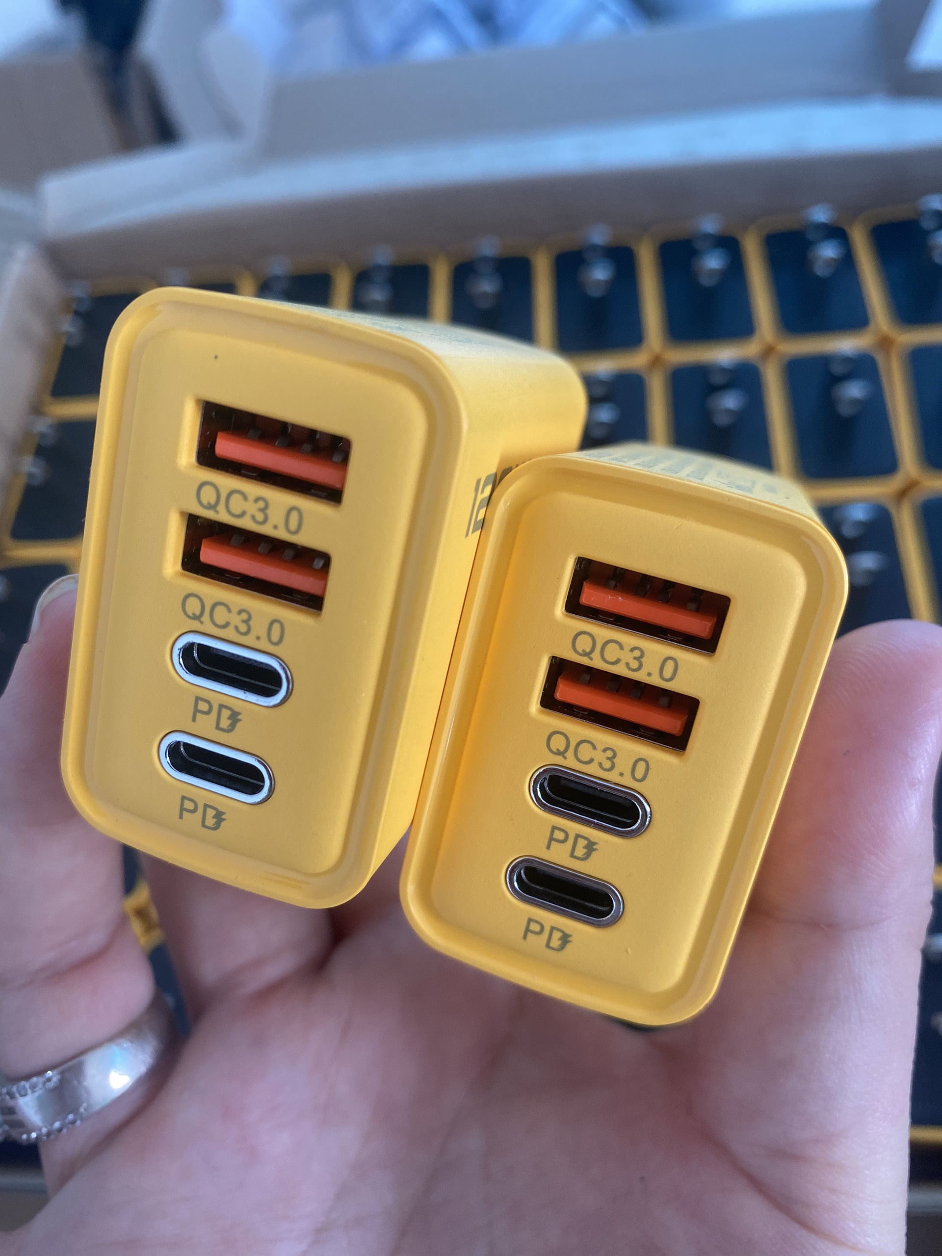 Bộ sạc nhanh 120W 4 cổng 2 USB 2 Type C + dây sạc bọc dù 4 in 1 65W siêu bền, sạc cho điện thoại máy tính bảng