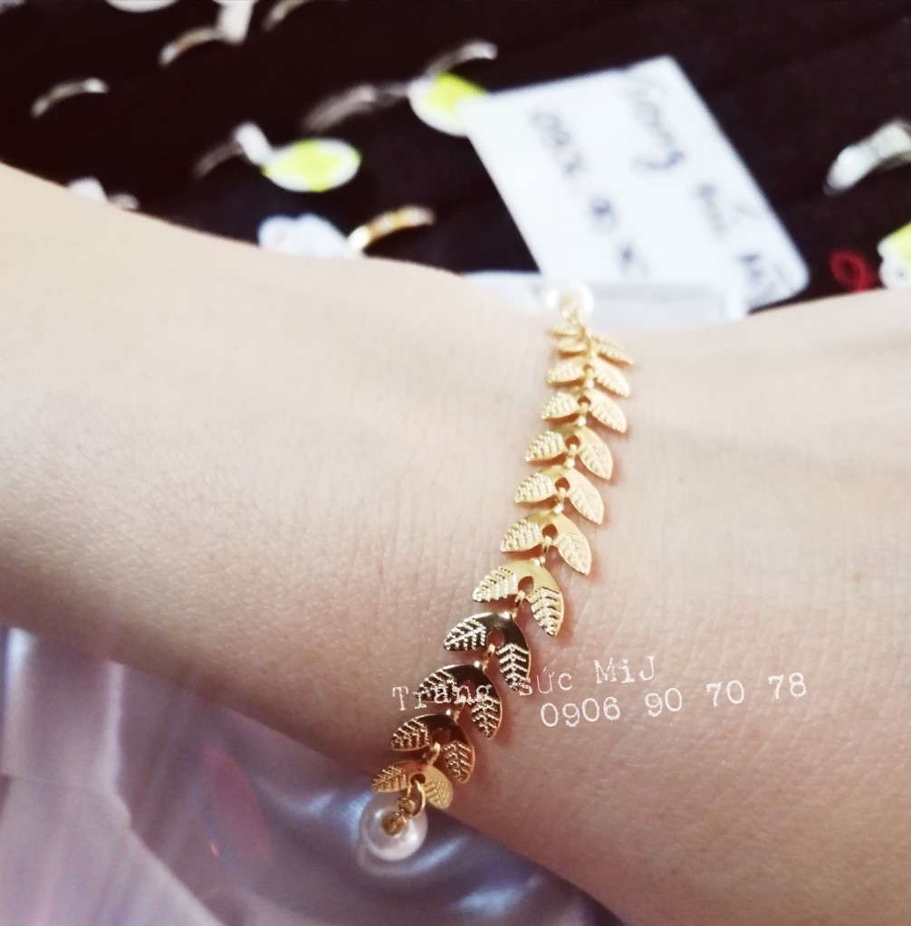 Lắc tay titan chiếc lá mạ vàng