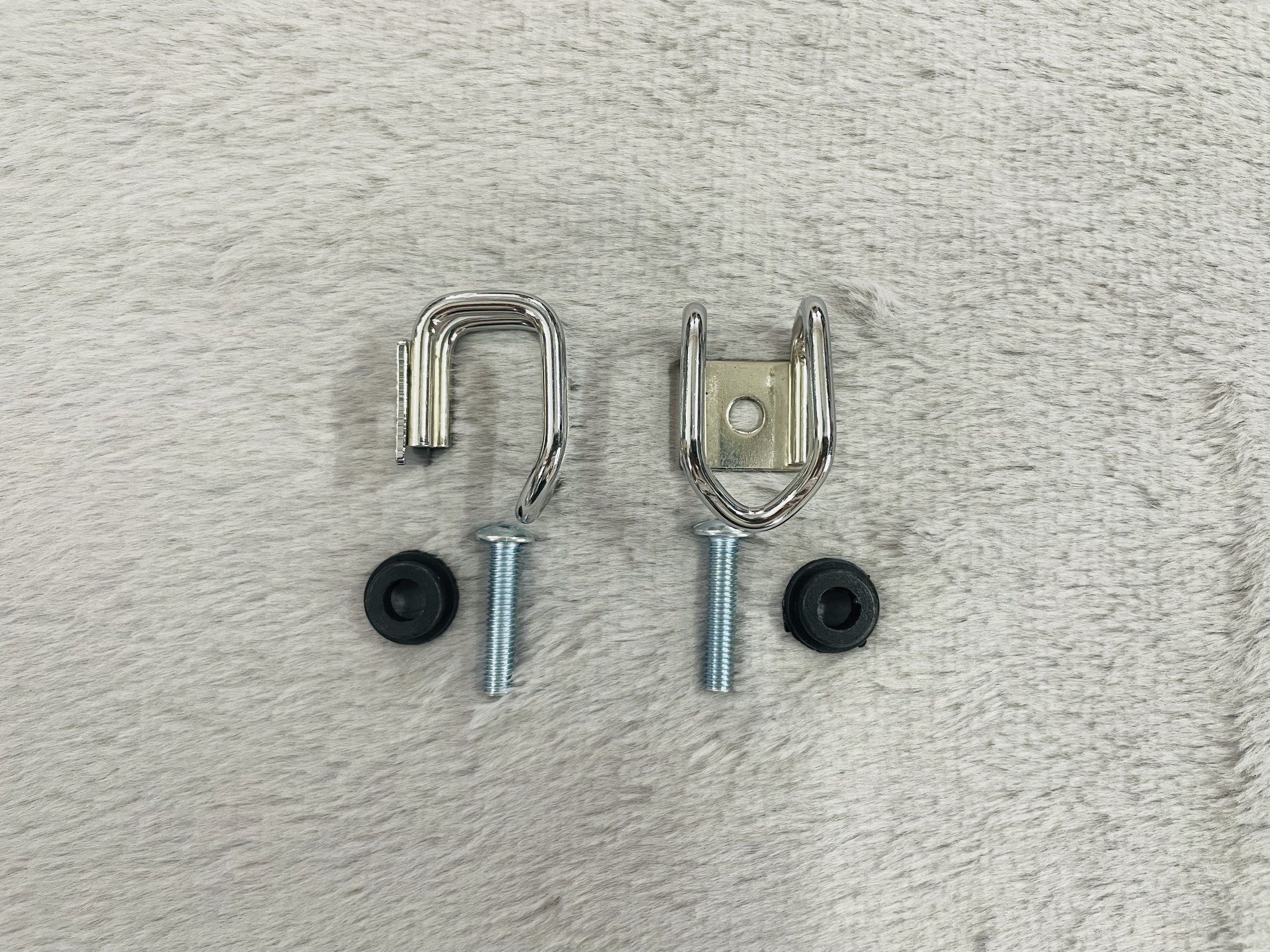 Móc treo xe máy treo thùng ở giữa xe