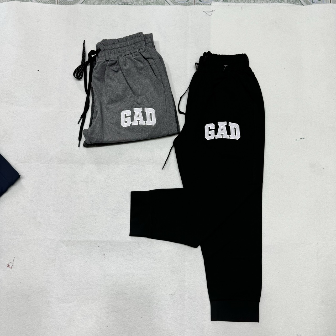Quần thun dài cho bé trai thêu logo GAD