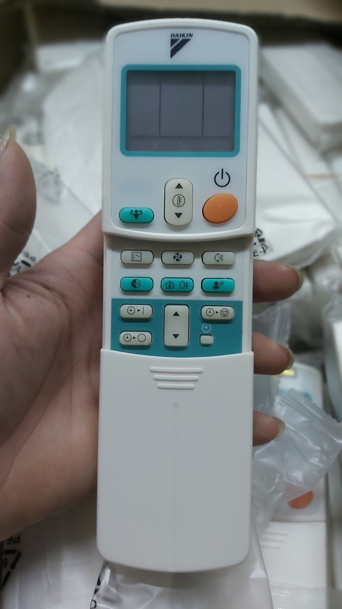điều khiển điêu hòa DAKIN 1 mặt xanh 1 nut