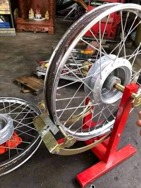 Giá cân vành xe máy loại 1