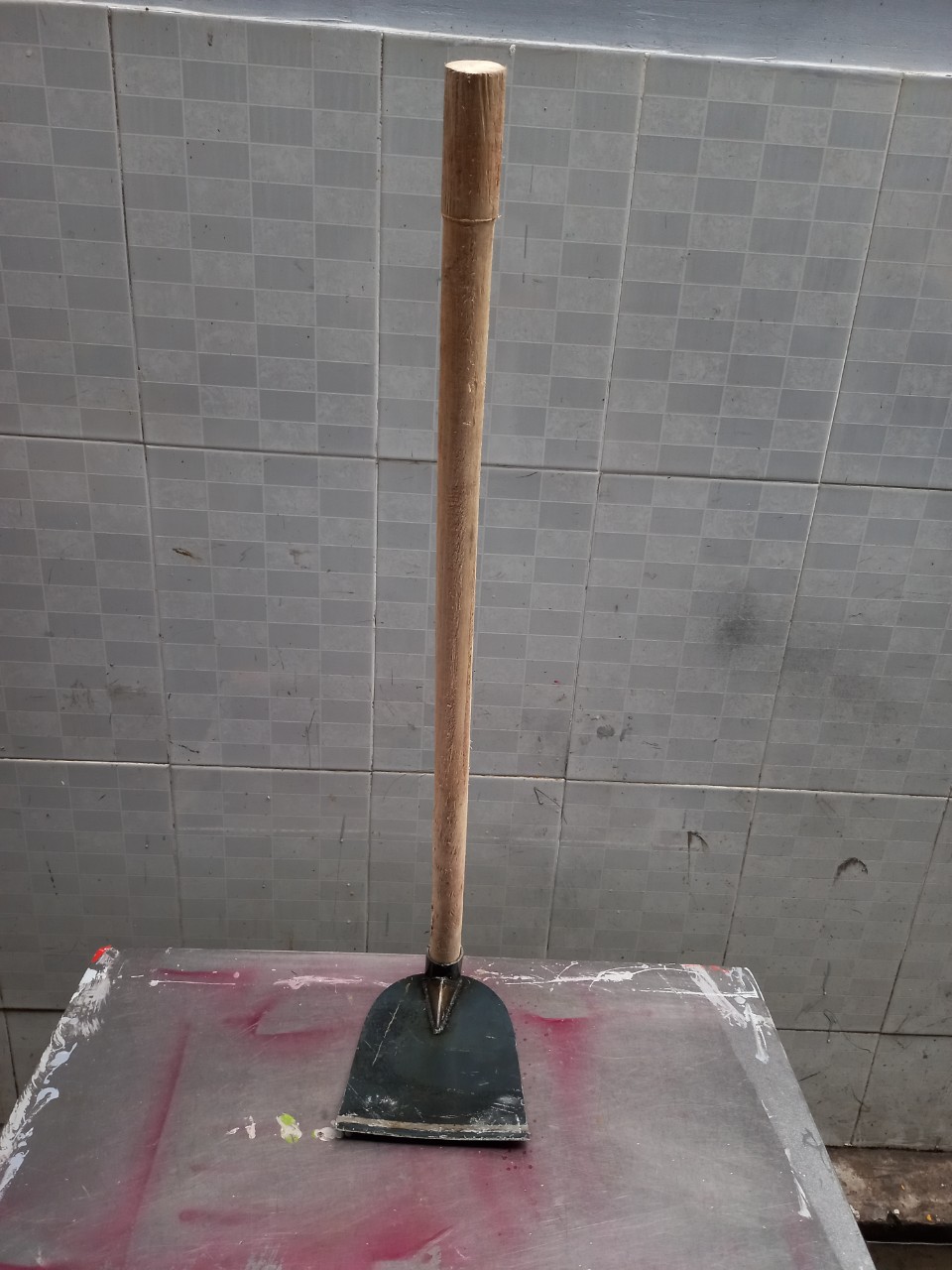 Cuốc đào đất cán gỗ dài 95 cm lưỡi cuốc to
