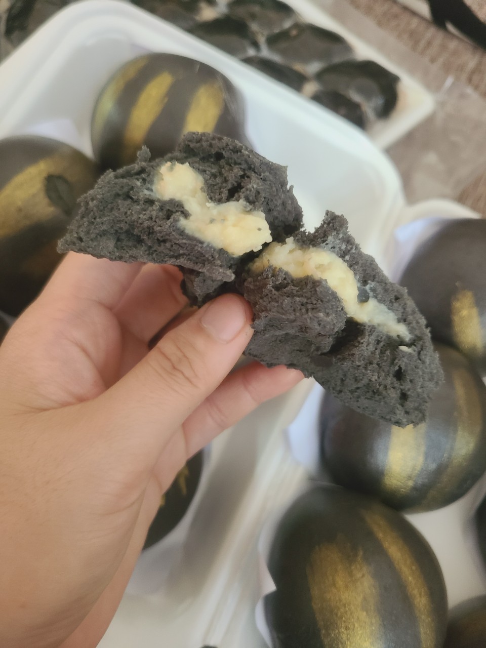 Bánh bao than tre nhân phô mai - 1 cái 80gam