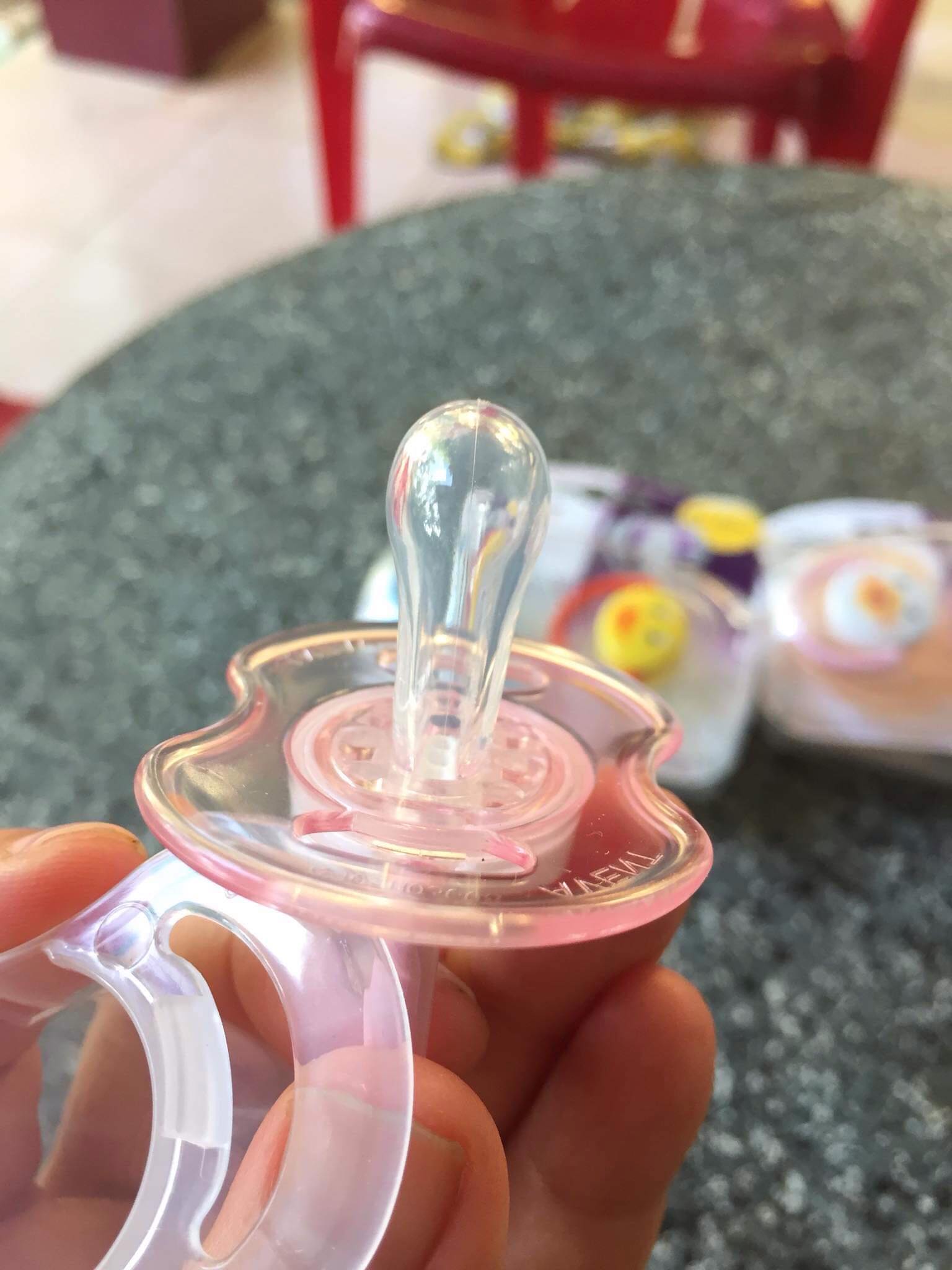 Ty ngậm Phillips Avent( có nắp đậy) cho bé 0_6 month , set 2 cái