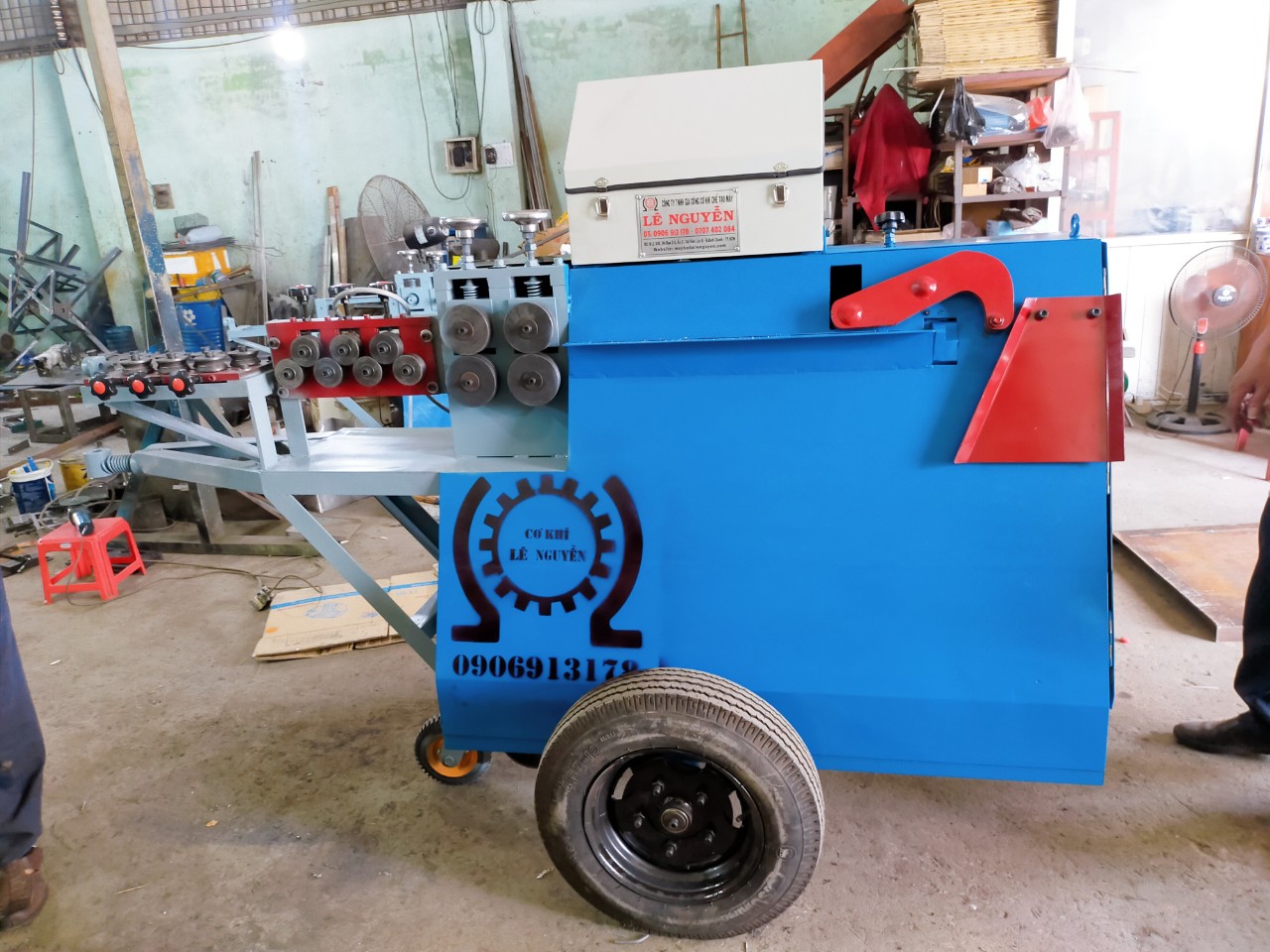 Máy bẻ đai sắt có bánh xe kéo to