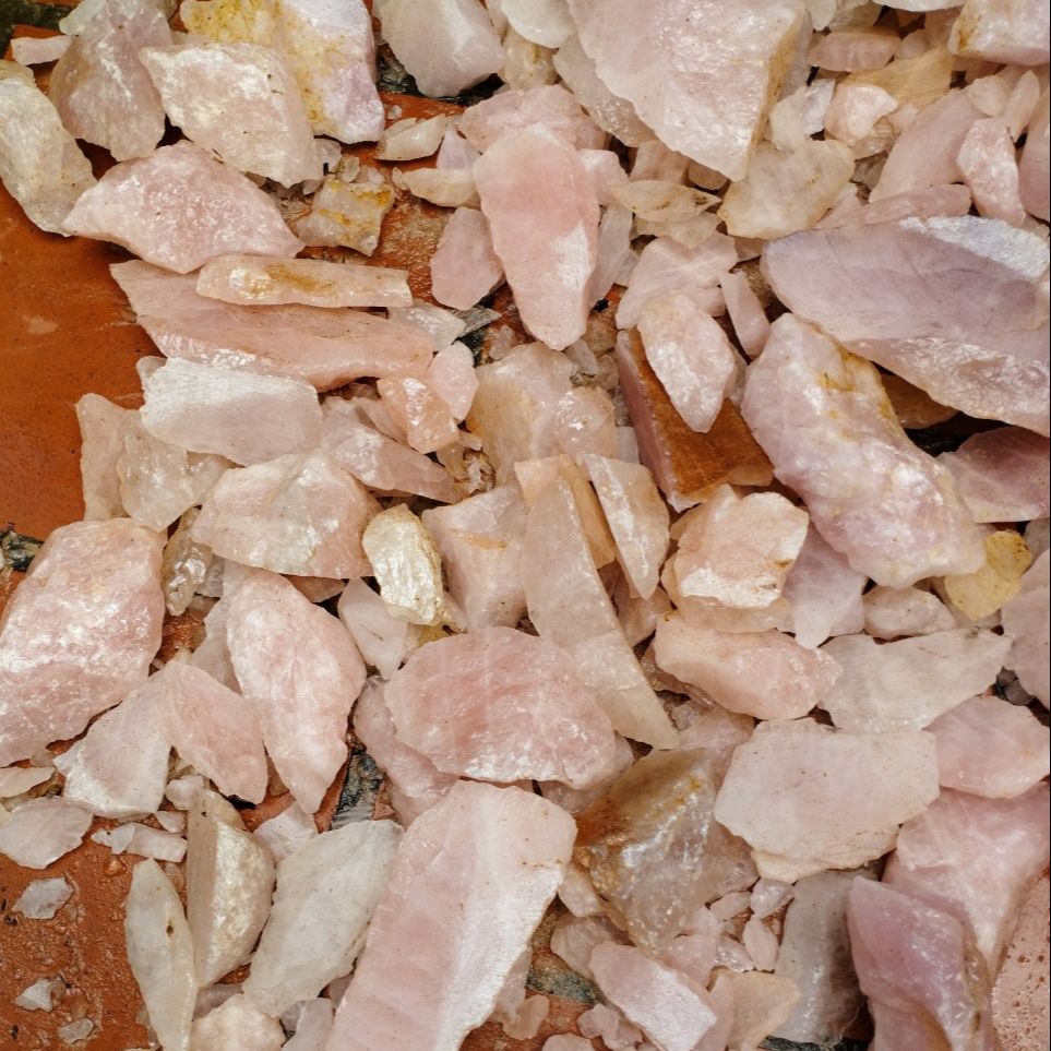 Đá Thô Thach Anh Hồng (0.5 kg)