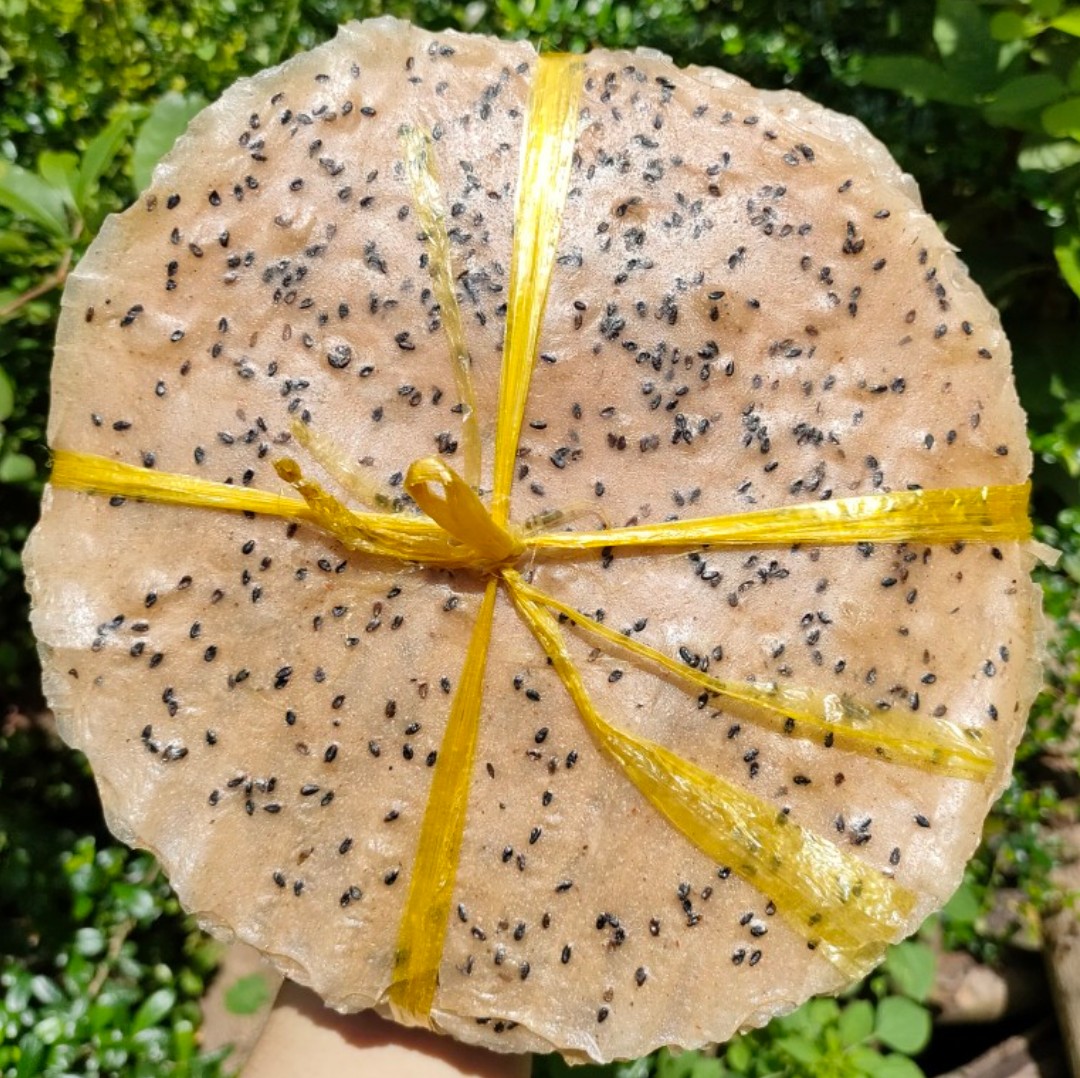 Xấp 10 cái bánh tráng mè đen cốt dừa - bánh đa mè đen thơm béo - chưa nướng