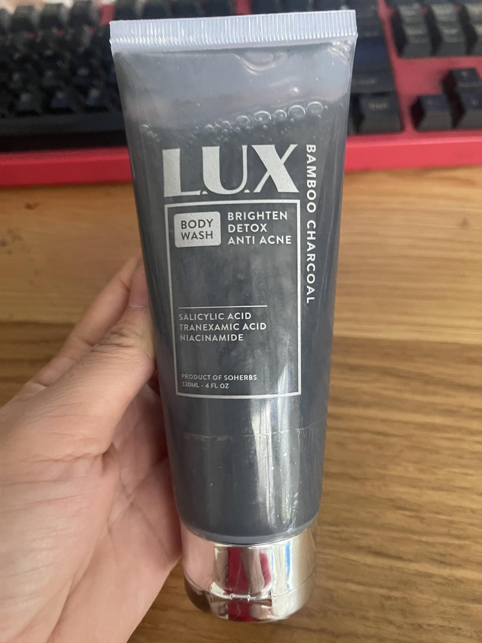 Sữa tắm lux tinh chất than tre trắng da soherbs 120ml