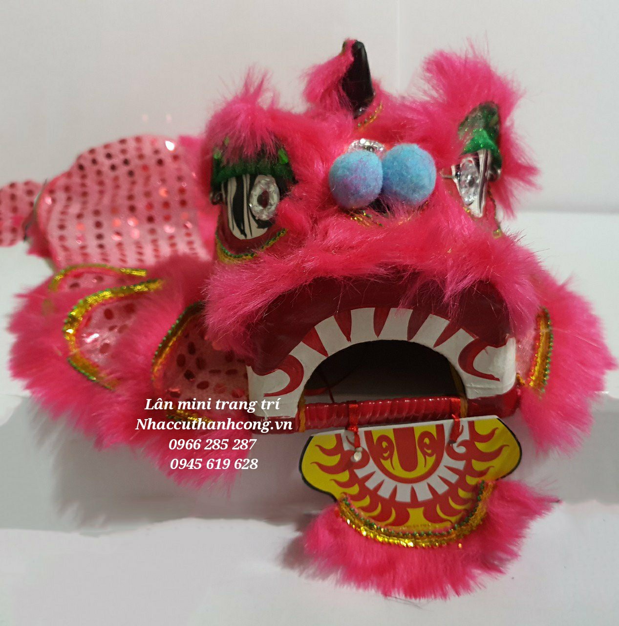 Đầu lân cầm tay trang trí