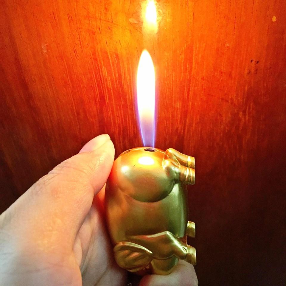 Bật lửa hột quẹt hình con heo vàng kiêm móc khóa