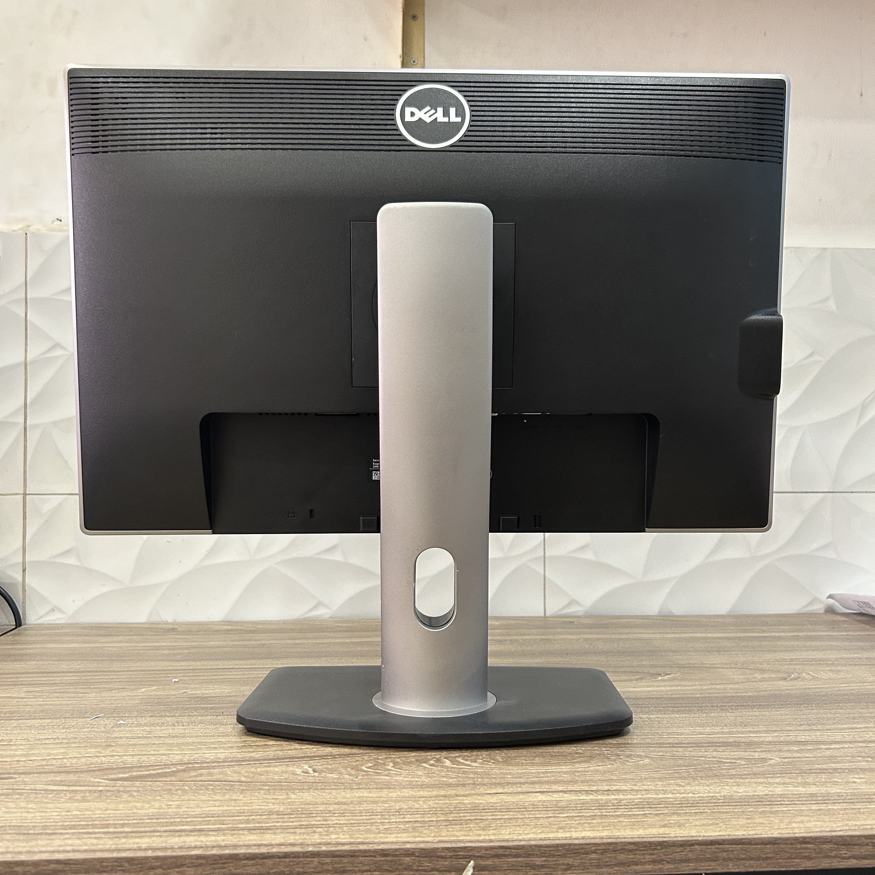 Dell UltraSharp U2412M LED IPS-24-inch display pc