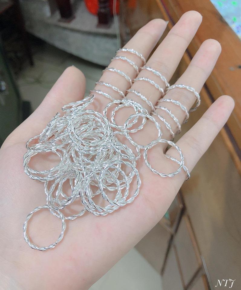 Nhẫn nữ bạc dạng xoắn cá tính