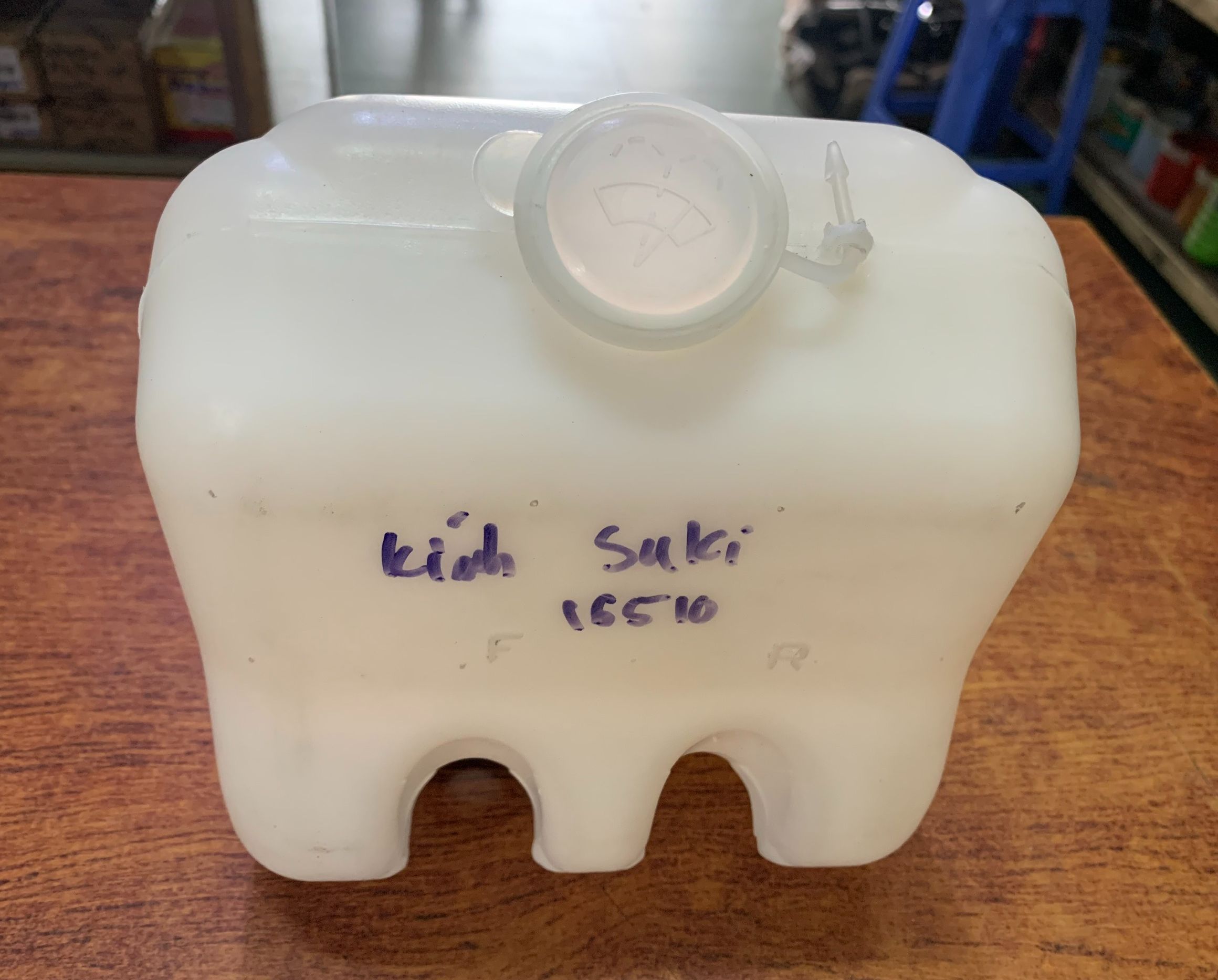 Bình đựng nước xịt kính xe suzuki tải nhỏ 500kg , suzuki 7 chỗ, suzuki supper carry...