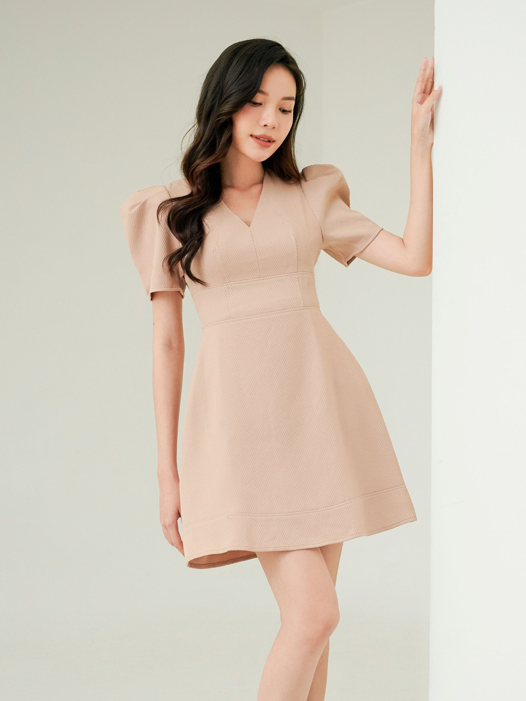 RECHIC Đầm Ngắn Chamie kiểu cổ V tay phồng