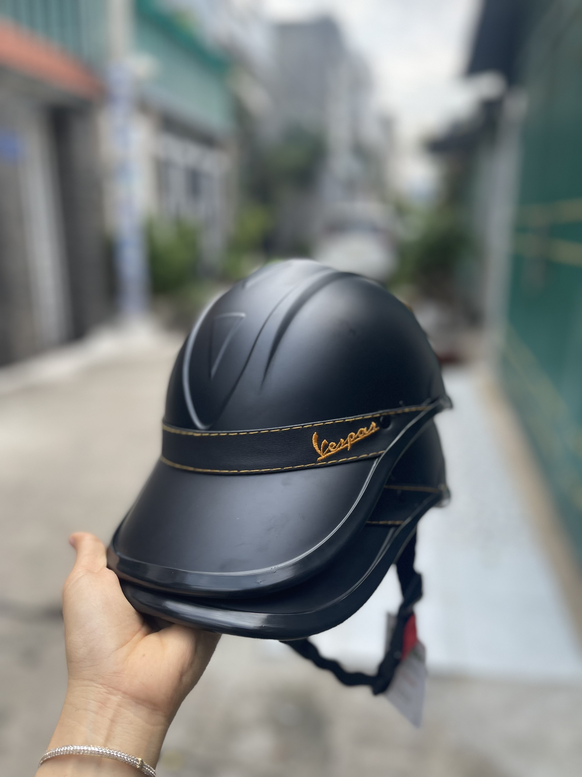 nón bảo hiểm kết nữ vespa có khoét lổ cột tóc