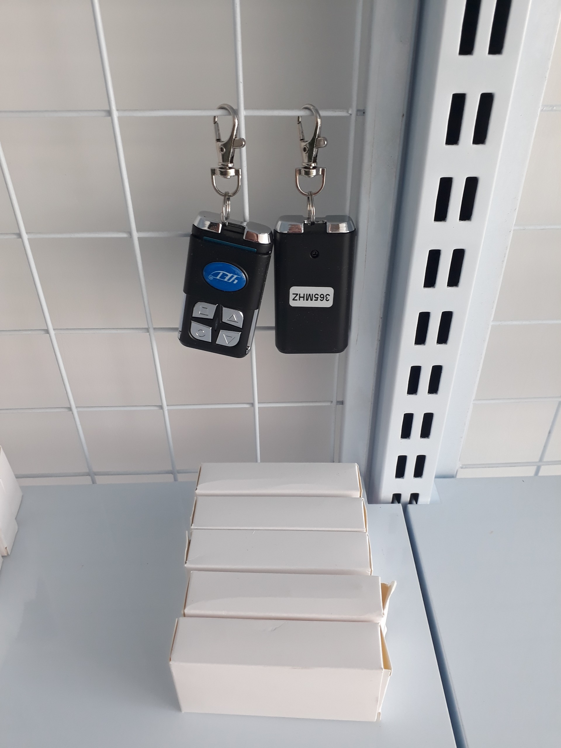 Remote cửa cuốn YET mã nhảy tần số 365mhz