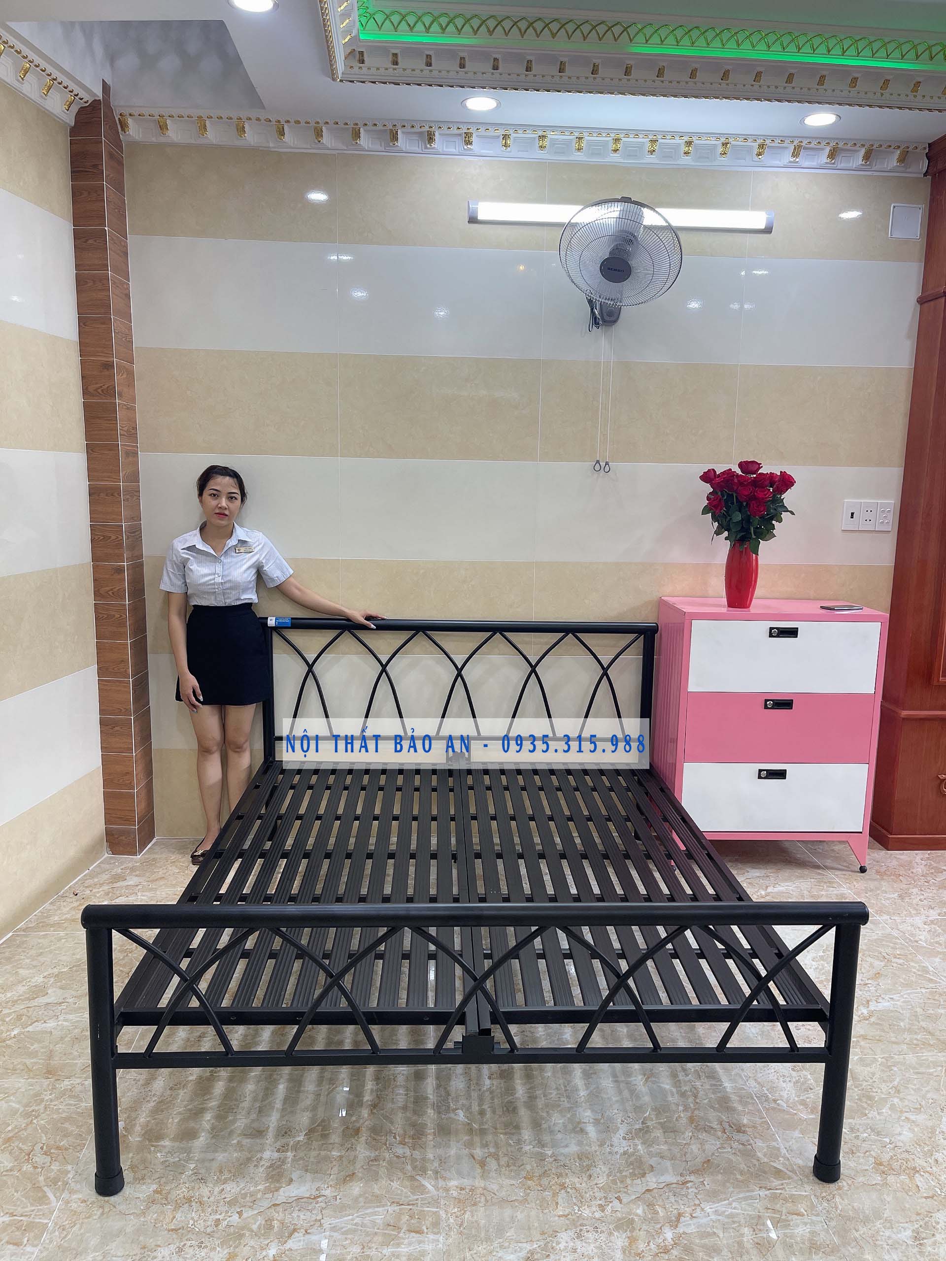 Giường sắt tròn mẫu đan chéo đen kích thước 1m8 x dài 2m BA