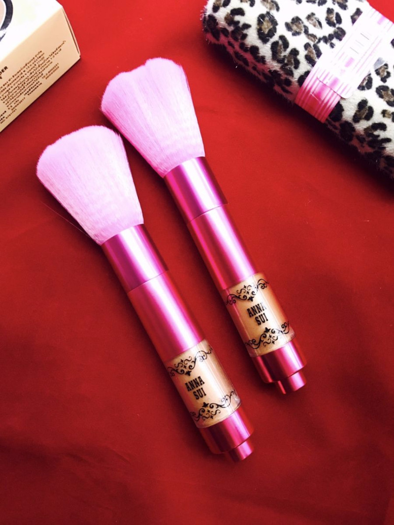 Phấn phủ makeup body và cọ tán Anna Sui cao cấp