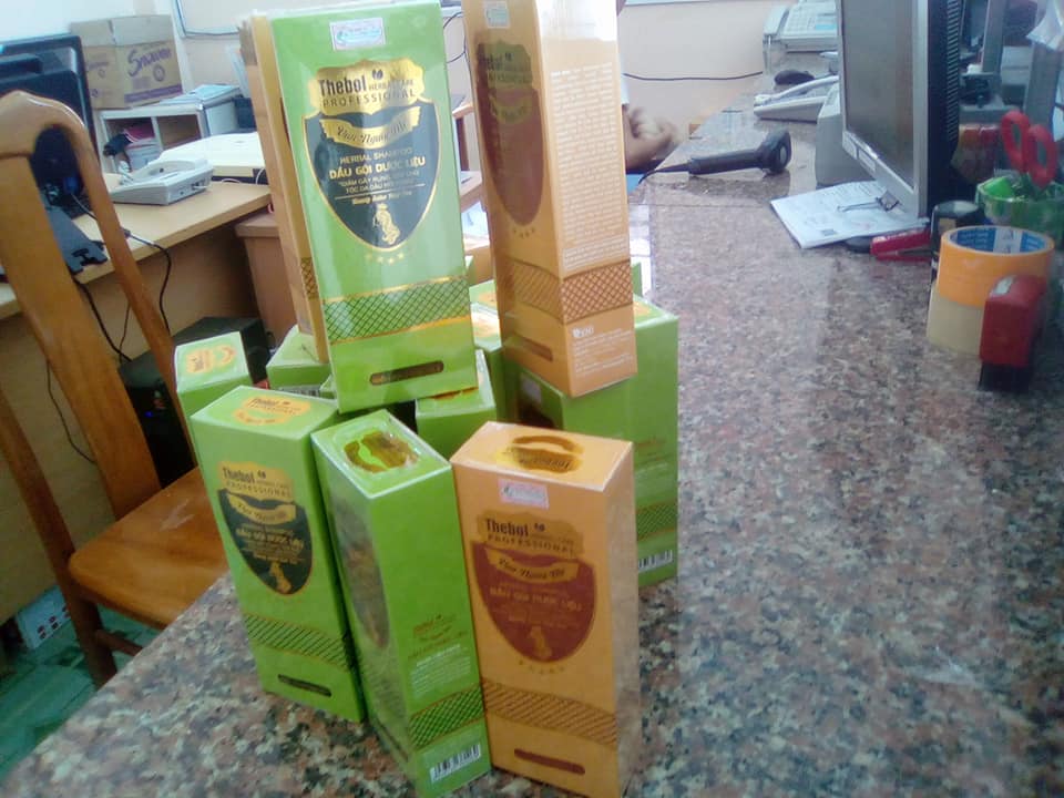 1 chai dầu gội  thebol xanh (giành cho tóc hói rụng)