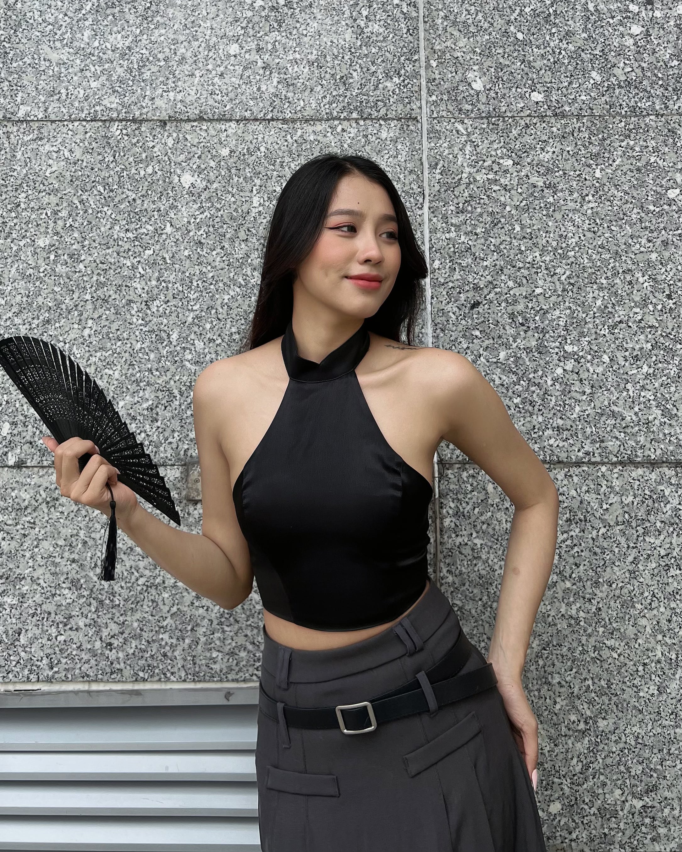 Áo Croptop Cổ Yếm Hở Lưng Chất Liệu Phi Lụa Bóng Mịn 2AM