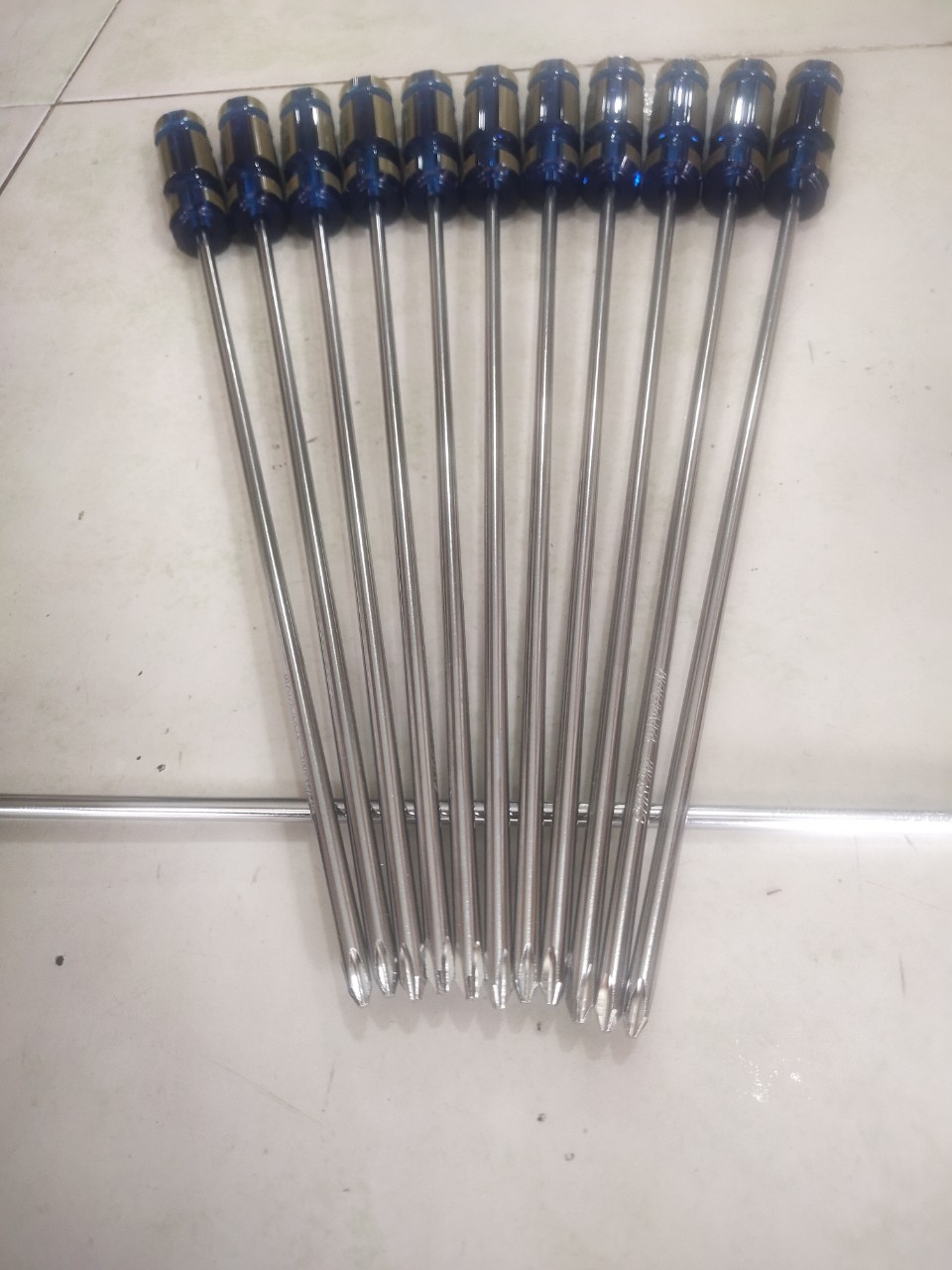 1 cây tô vít 4 cạnh dài 40 cm