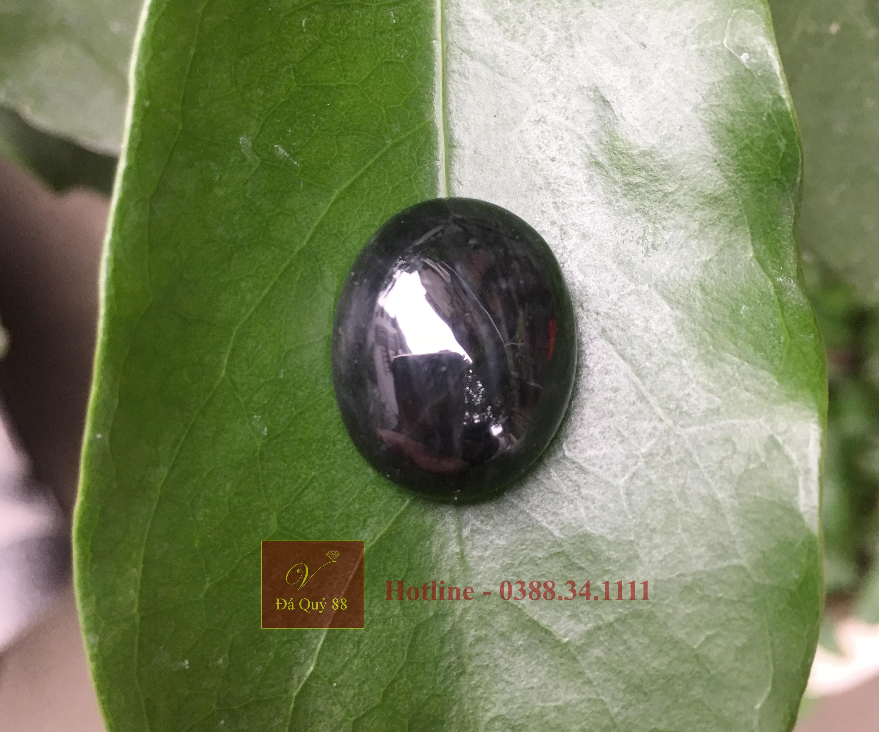 Viên đá saphir đen tự nhiên mài sống đen bóng mịn size 26.00ct