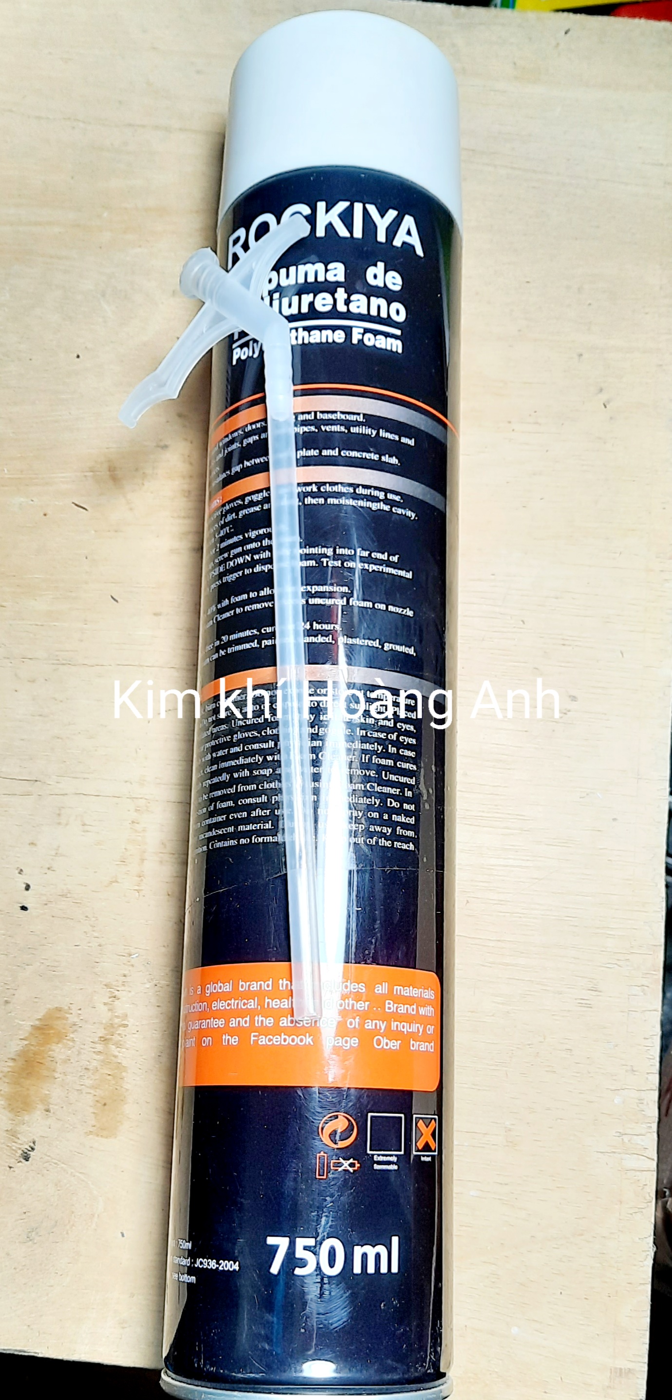Keo bọt nở 750ml Malaisia, bình xịt bọt nở Rockiya