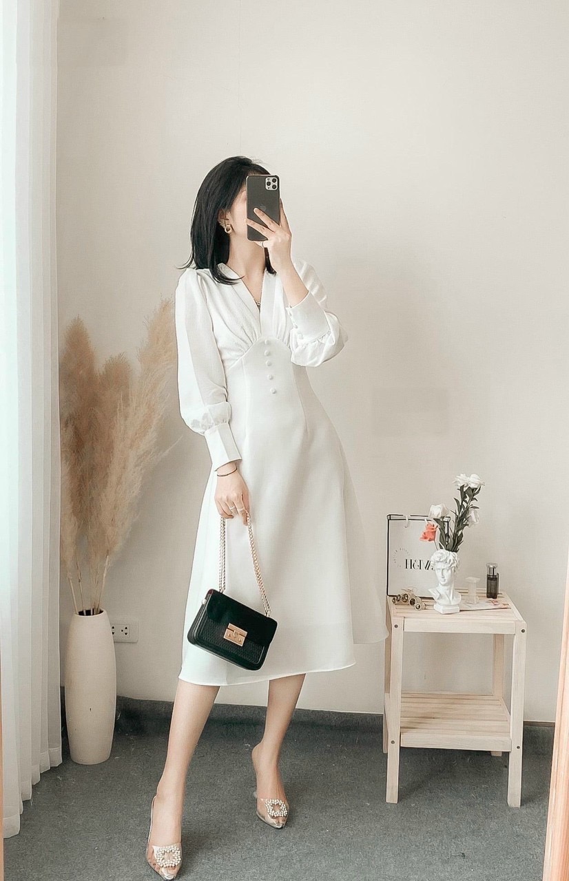 Đầm trắng cổ V nút bọc tay dài