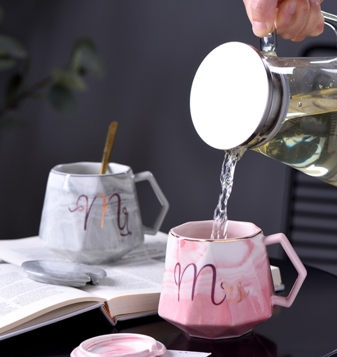 Cốc sứ, ly sứ quà tặng cao cấp Mr-Mrs, dung tích 400ml, có nắp đậy và thìa vàng kèm theo