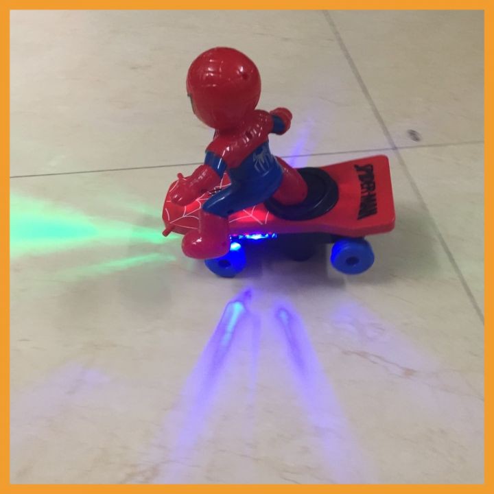 Đồ chơi cho bé hình người nhện trượt ván sử dụng pin, có đèn nhạc