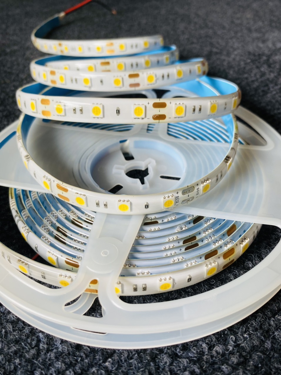 LED DÂY 5050 12V CÓ KEO (Cuộn 5m)