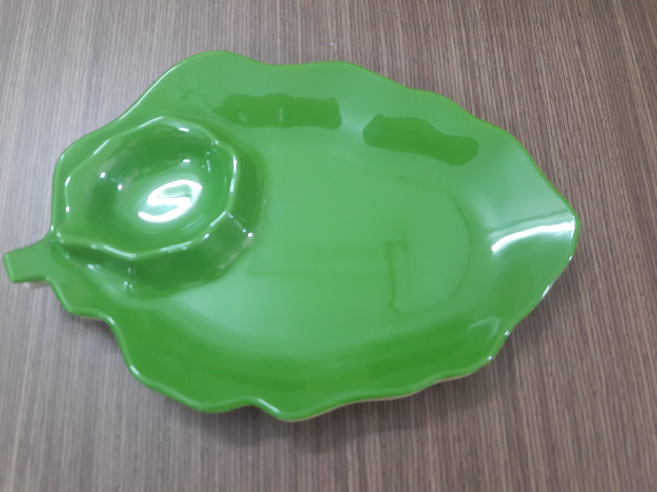 DĨA CHIẾC LÁ KÈM CHÉN CHẤM (màu ngẫu nhiên)