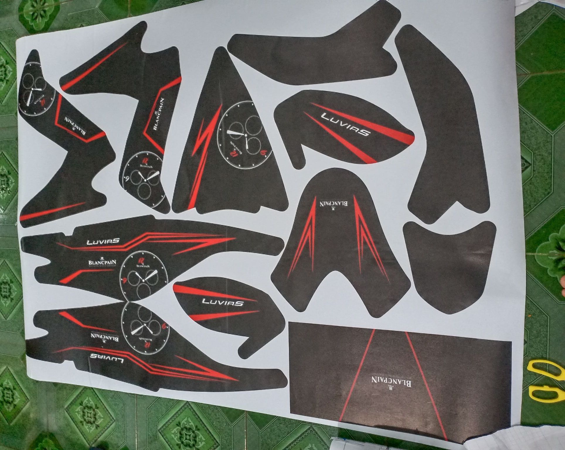 tem trùm Luvias mẫu đồng hồ đen chỉ đỏ