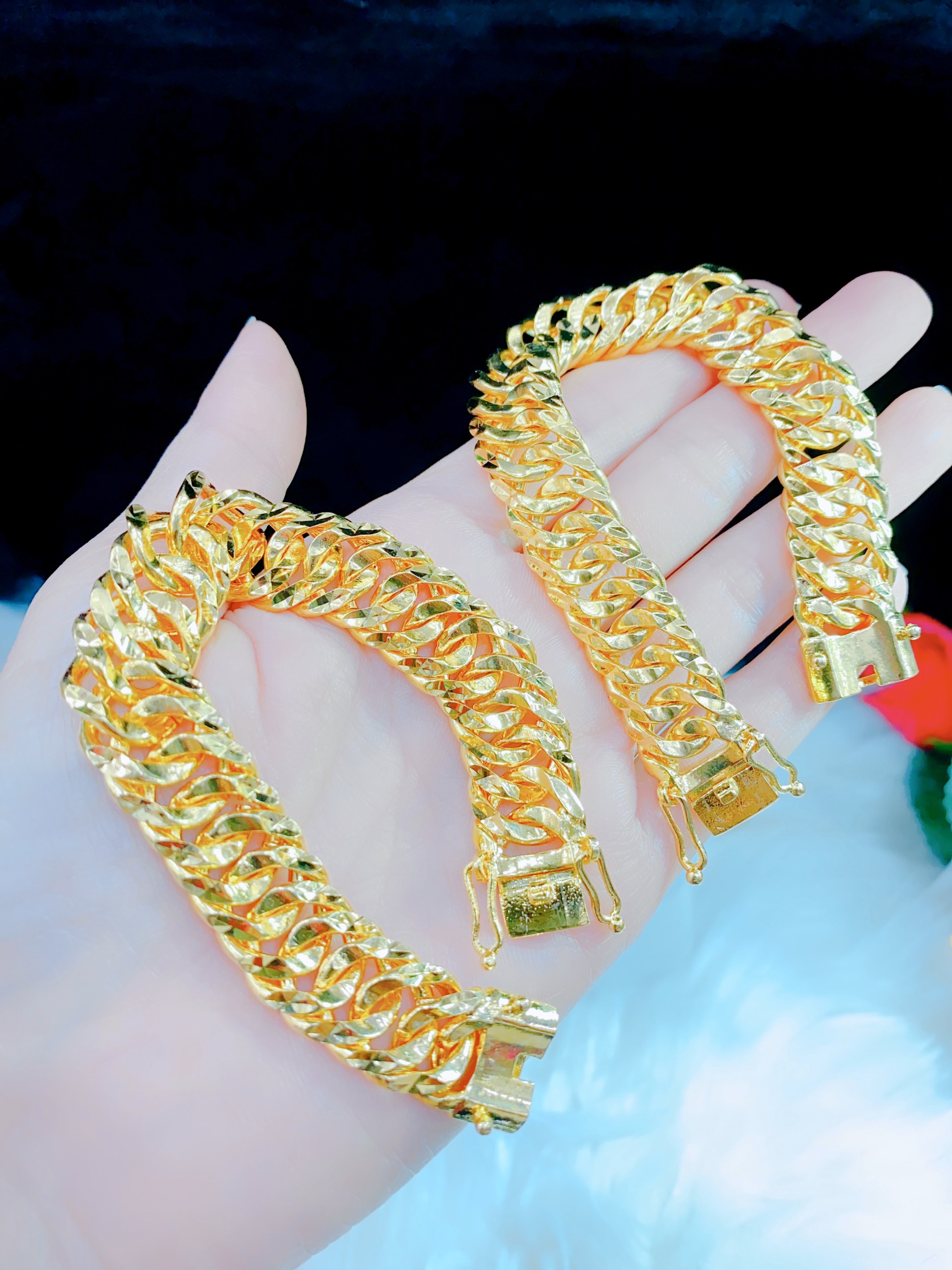 Lắc tay nam 18k 1 cây - Với thiết kế đơn giản nhưng tinh tế, mẫu lắc tay nam 18k 1 cây sẽ làm cho phong cách của bạn trở nên ấn tượng hơn. Với chất liệu vàng 18k cao cấp, sẽ giúp sản phẩm luôn bền đẹp và không bị oxy hóa. Nó thực sự là món đồ trang sức tuyệt vời để nâng cao giá trị và thể hiện cá tính của bạn.

Translation: Men\'s 18k gold bracelet 1 piece - With a simple but sophisticated design, the men\'s 18k gold bracelet 1 piece will make your style more impressive. With premium 18k gold material, the product will always be durable and not oxidized. It\'s truly an amazing piece of jewelry to enhance your value and showcase your personality.