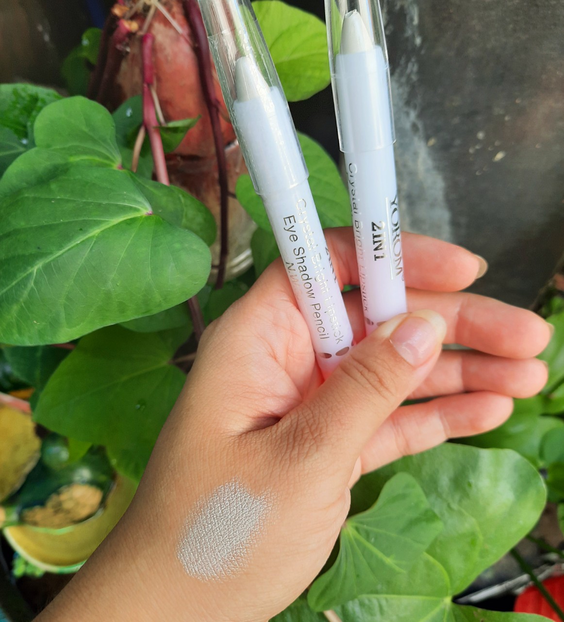 BÚT PHẤN MẮT MÀU NGỌC TRAI